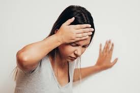 download (10) Pessoa com sensação de desequilíbrio ao caminhar