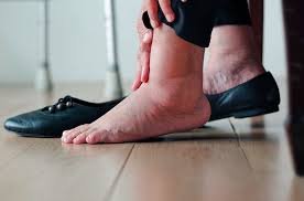 download (10) Pessoa com dor no pé usando calçado flexível