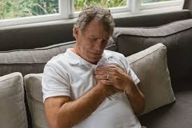 download (11) Dor no peito pode ser infarto, refluxo ou ansiedade