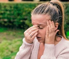 download (12) Pessoa com sensação de pressão na cabeça sem secreção nasal