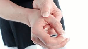 download (13) Pessoa sentindo dor no polegar ao usar celular