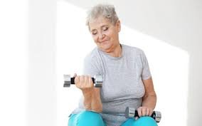 download (15) Pessoa realizando exercício de força para saúde óssea