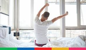 download (15) Pessoa alongando o corpo ao acordar com rigidez matinal