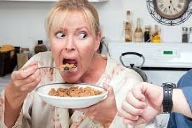 download (17) Pessoa comendo rapidamente durante a refeição