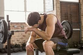 download (19) Pessoa demonstrando cansaço durante treino repetitivo