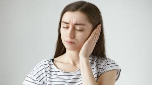 download (2) Pessoa sentindo pressão no ouvido