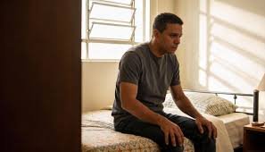 download (20) Pessoa sentada na cama sentindo peso nas pernas ao acordar