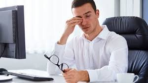 download (20) Pessoa com sensação de peso no olhar ao usar computador