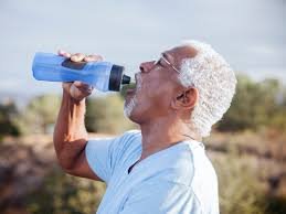 download (22) Idoso bebendo água em dia de calor intenso