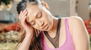 download (24) Pessoa sentindo dor de cabeça em dia de calor intenso ao ar livre