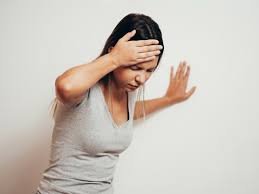 download (35) pessoa sentindo tontura após exposição ao sol