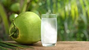 download (42) Água de coco natural para hidratação no calor