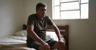 download (50) Pessoa sentada na cama ao acordar com sensação de corpo pesado