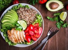 download (52) Prato leve com alimentos anti-inflamatórios em um dia quente