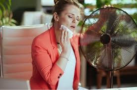 download (53) pessoa sentindo calor excessivo e mal-estar