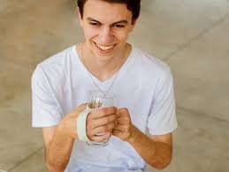 download (54) Pessoa com dificuldade para segurar objeto pequeno