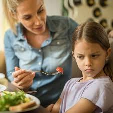 download (55) pessoa recusando comida em dia quente