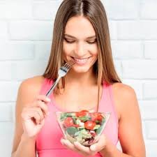 download (56) Pessoa segurando alimentos associados à saúde imunológica