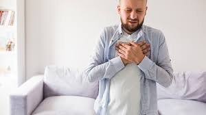 download (63) Pessoa tocando o meio do tórax ao sentir dor ao se movimentar