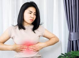 download (67) Pessoa sentindo desconforto abdominal após refeição