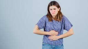 download (70) Pessoa sentindo estômago cheio e desconforto após refeição