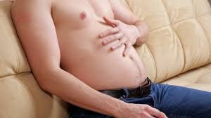 download (74) Pessoa com inchaço abdominal ao final do dia