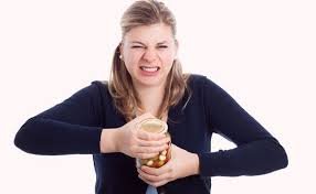 download (9) Pessoa com dificuldade para abrir um pote