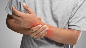 download Pessoa sentindo dor no punho ao apoiar a mão