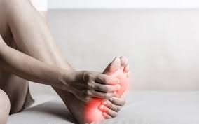 images (17) Pessoa segurando o arco do pé após caminhada