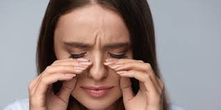 images (2) Pessoa com tremor involuntário na pálpebra