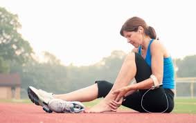 images (22) Pessoa correndo sentindo dor no calcanhar