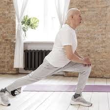 images Pessoa demonstrando perda de flexibilidade com o passar dos anos