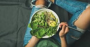 images Pessoa refletindo sobre alimentação pobre em gorduras