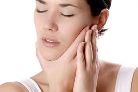 images Pessoa sentindo dor na mandíbula ao mastigar