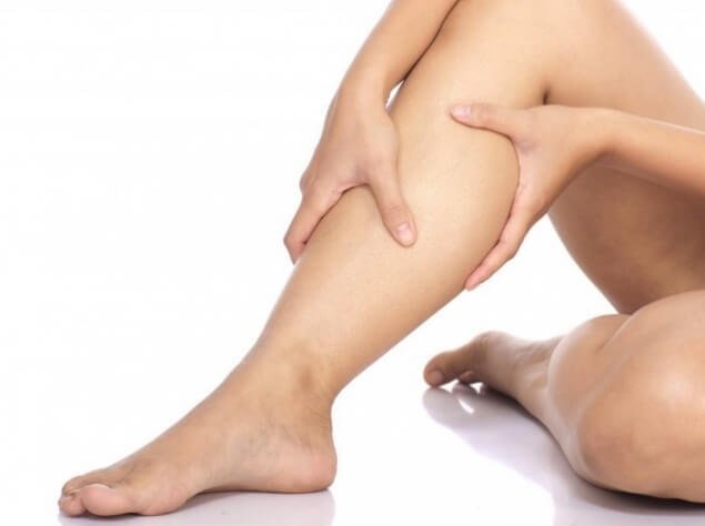 inchaco-pernas-vascular-trombose-evitar-copy corpo inchado após viagens e festas no verão