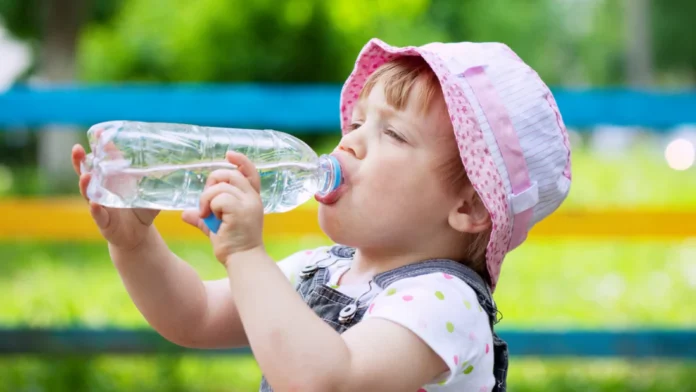onda_de_calor_excessivo criança bebendo água em dia de calor intenso
