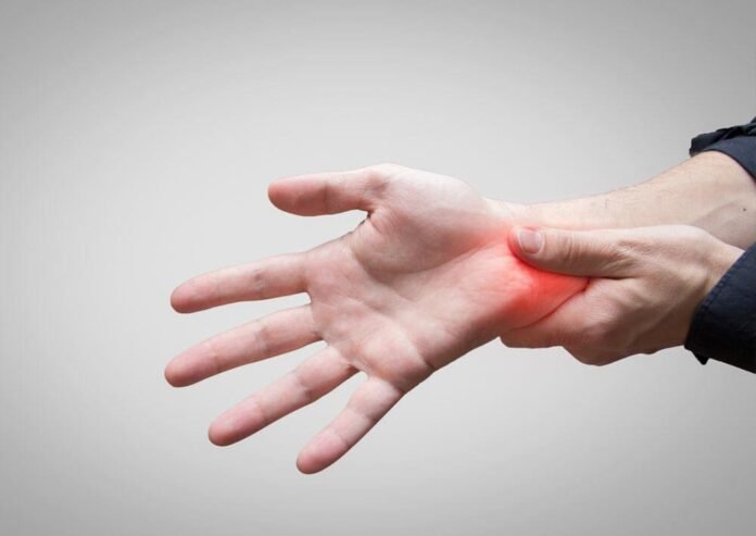 unnamed Pessoa tentando segurar um objeto e demonstrando fraqueza na mão