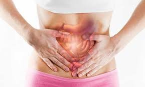 constipacao_intestinal Mulher segurando o abdômen com expressão de desconforto intestinal