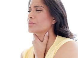 download (1) Pessoa com irritação na garganta causada por refluxo