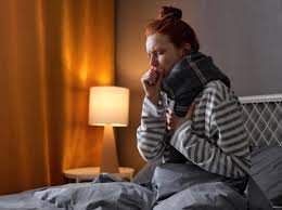 download (11) Pessoa tossindo à noite enquanto está sentada na cama