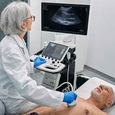 download (13) médico realizando ecocardiograma no paciente