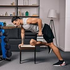 download (13) Xícara de café próxima a equipamentos de musculação.