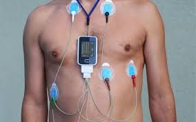 download (14) paciente usando aparelho de Holter 24 horas