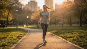 download (14) Pessoa praticando caminhada intervalada em parque.