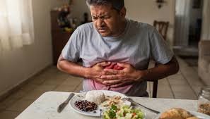 download (22) Pessoa com desconforto digestivo após mudança na alimentação