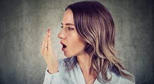 download (23) Pessoa cobrindo a boca preocupada com mau hálito persistente