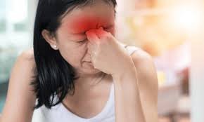 download (23) Pessoa sentindo pressão na face ao abaixar a cabeça