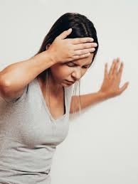 download (29) Pessoa sentindo tontura ao virar a cabeça rapidamente