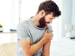 download (29) Pessoa segurando o braço esquerdo com expressão de desconforto