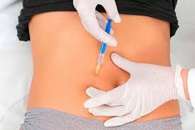download (31) Profissional aplicando bioestimulador em região abdominal